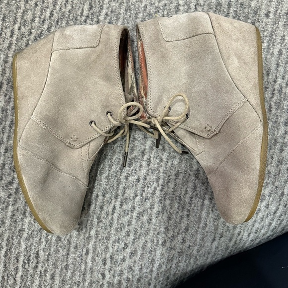 TOM’S Women’s Tan Suede Desert Wedges - Picture 7 of 9